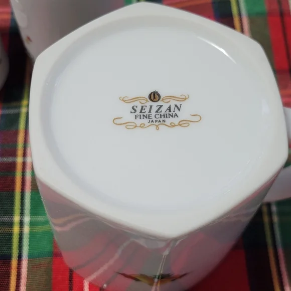 Seizan Fine China Christmas Mugs and Salt an Pepper Shaker. Very Rare Find! - Picture 5 of 8